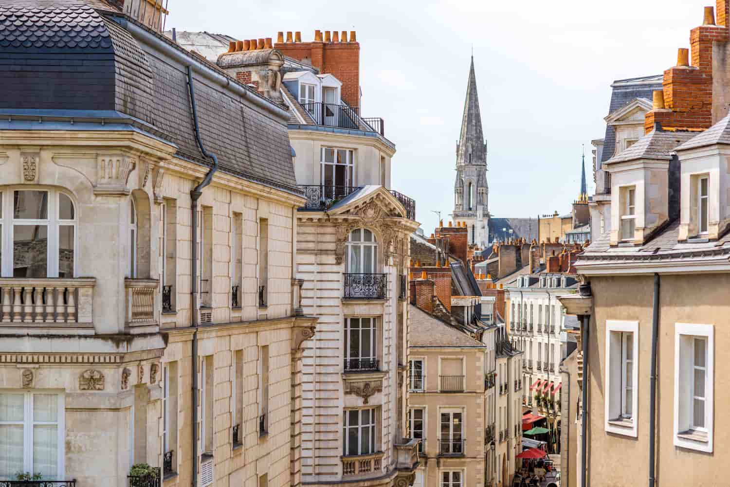 Rue ensoleillée de Nantes