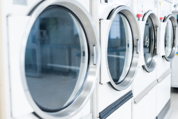 Machines à laver dans une blanchisserie professionnelle