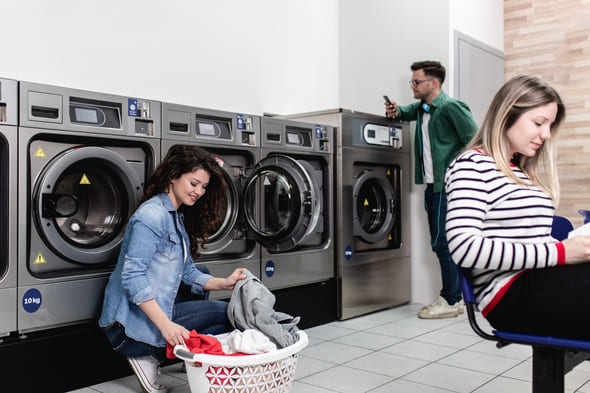 Jeunes personnes dans une laverie